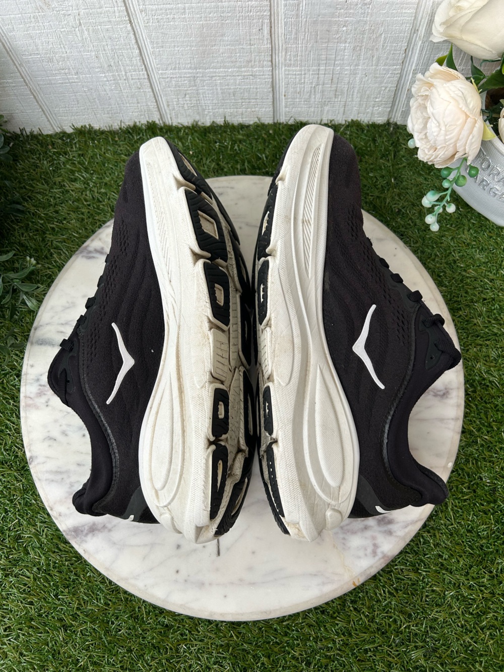 HOKA women EVERYDAY RUNNING
Bondi 9 BLACK/WHITE size  8 preowned 
$ 175 - Picture 13 of 15